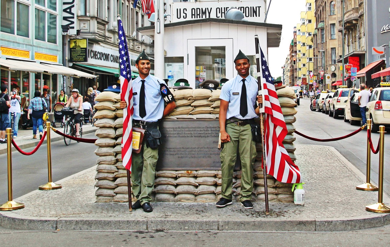 berlino checkpoint charlie confine