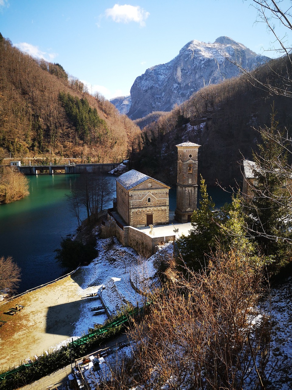 fiume edifici montagne alberi