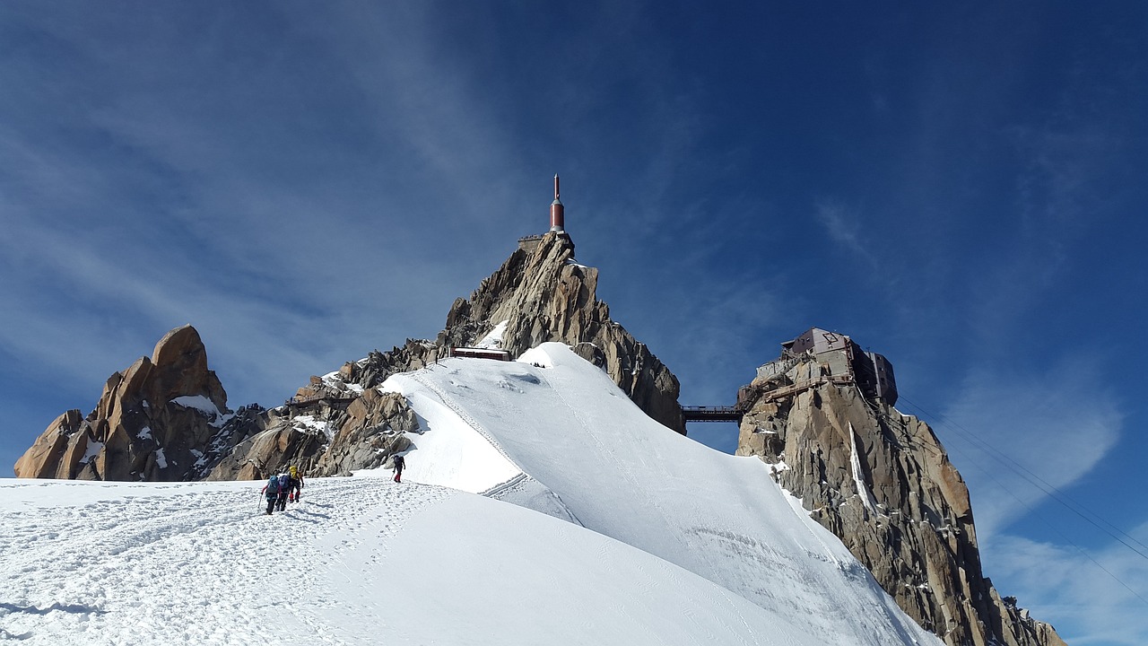 nevicare montagne le persone