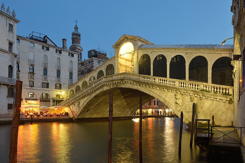 ponte di rialto facciata ovest di sera