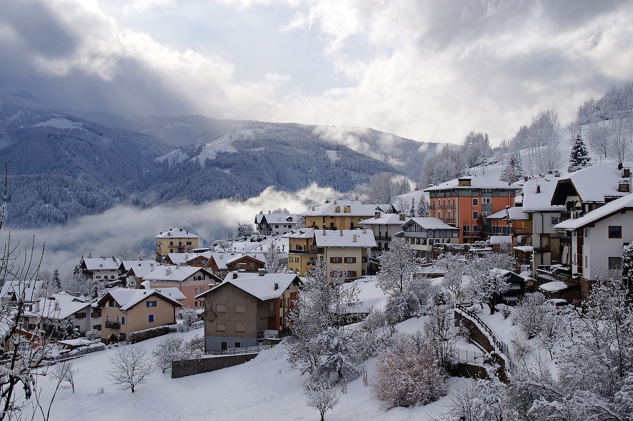 villaggio montagne nevicare nuvole