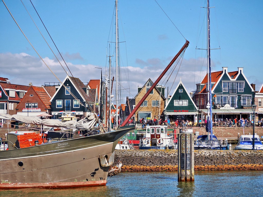 volendam waterfront